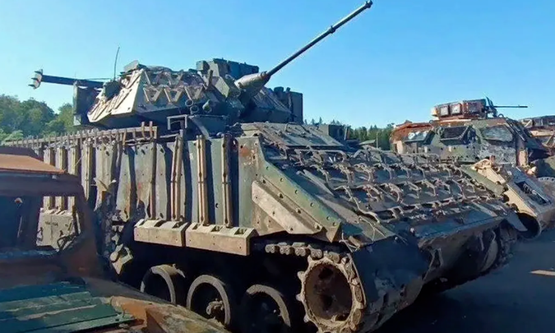 Hình ảnh chiếc xe chiến đấu Mỹ M2 Bradley mang pháo tự động 30mm 2A72 của Nga. Ảnh: QQnews.