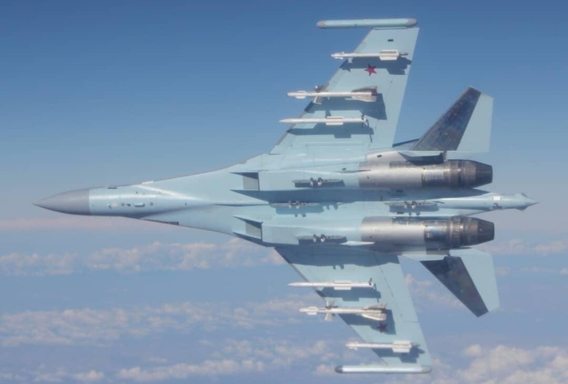 Bức ảnh lan truyền trên mạng xã hội cho thấy Su-35S mang 2 tên lửa thế hệ mới R-77M (trong cùng, sát thân máy bay). Ảnh: Wforum.