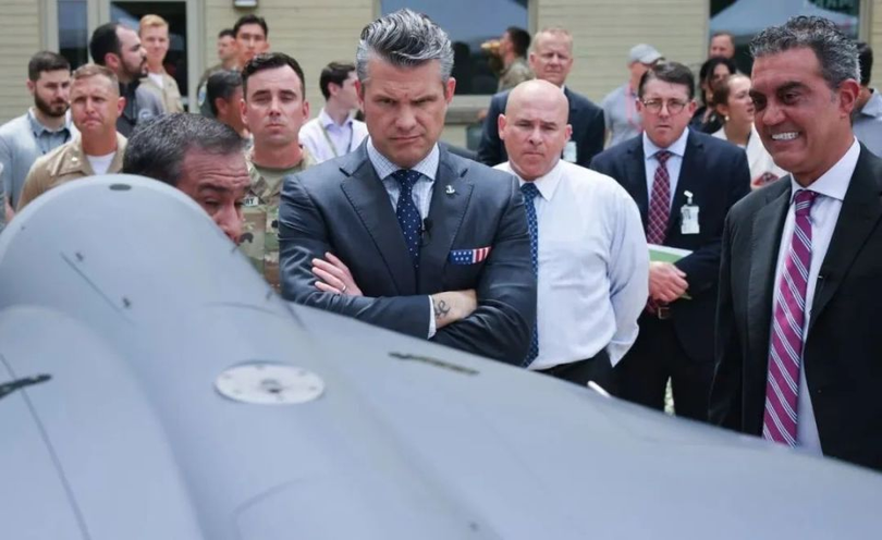Bộ trưởng Quốc phòng Mỹ Pete Hegseth thị sát chiếc máy bay mẫu LUCAS hôm 16/7. Ảnh: QQnews.