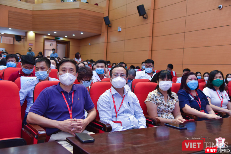 Lãnh đạo Trường Đại học Y Hà Nội tại buổi tiễn các tình nguyện viên lên đường chống dịch ở Bình Dương