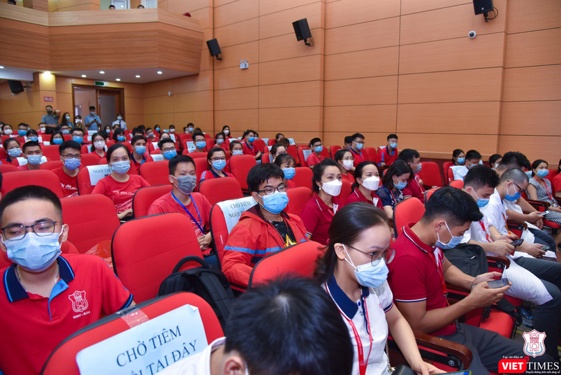 Thầy và trò Trường Đại học Y Hà Nội tình nguyện lên đường vào Bình Dương chống dịch.