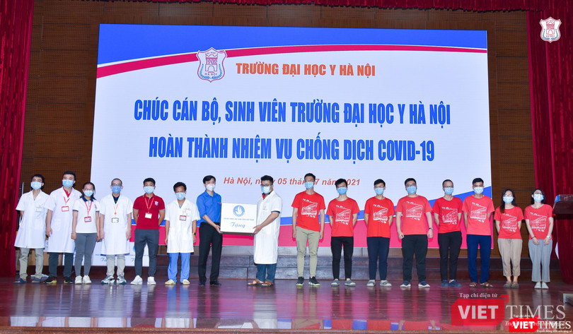 Đại diện Trung ương Đoàn TNCS HCM tặng quà các tình nguyện viên lên đường vào Bình Dương chống dịch