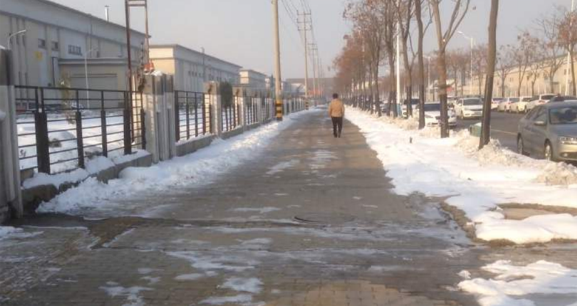 Nước thải chứa chất hóa học với bọt trắng tràn lên các lối đi bên ngoài nhà máy