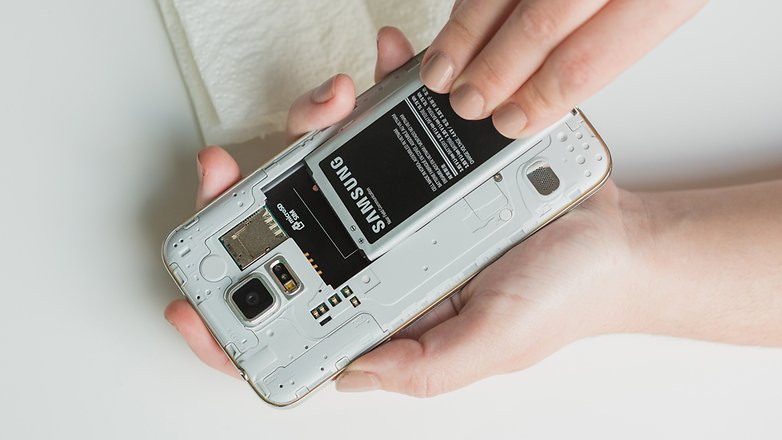 Cứu nguy “dế yêu” bị dính nước với 10 bước đơn giản ảnh 1