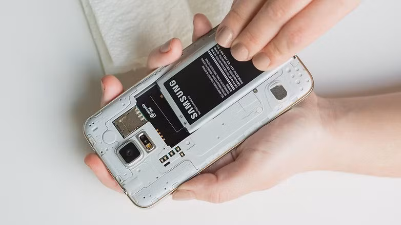 Cứu nguy “dế yêu” bị dính nước với 10 bước đơn giản ảnh 1