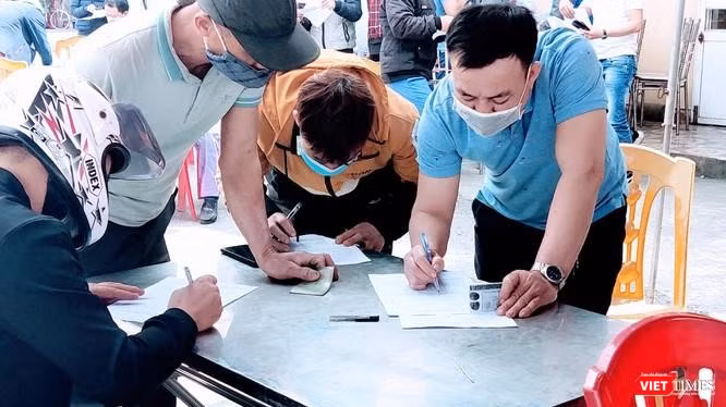 Khai báo y tế tại chốt kiểm dịch Hải Phòng (Ảnh: Hoà Bình)