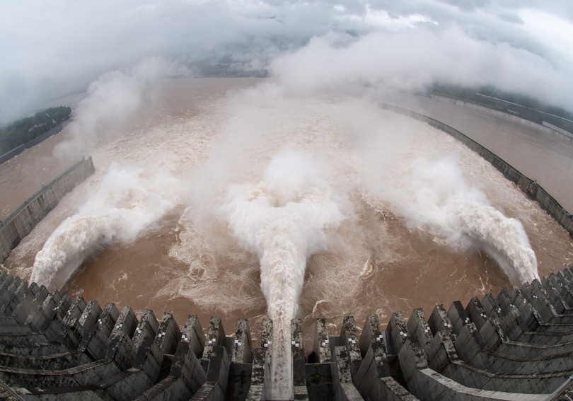 Do mưa cực lớn,mực nước hồ Tam Hiệp đã dâng cao hơn 163 mét khiến đâph Tam Hiệp phải xả lũ sâu (Ảnh: thecover.cn).