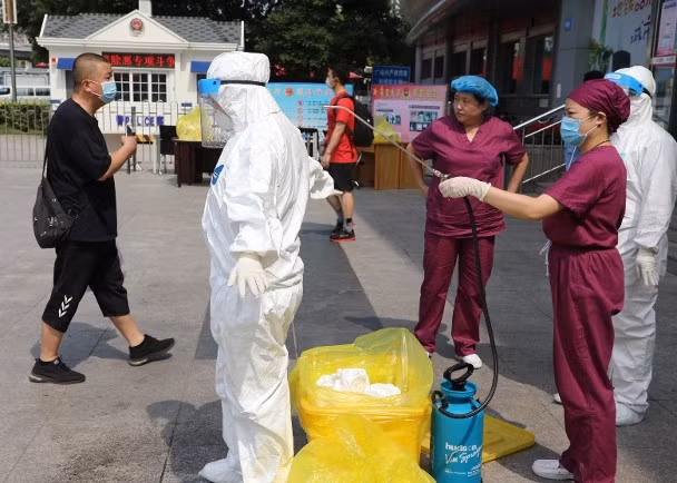 Nhân viên chống dịch tiến hành khử trùng các khu vực có người bị bệnh sinh sống ở thành phố Đại Liên (Ảnh: Đông Phương).