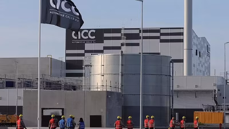 Nhà máy khổng lồ của công ty sản xuất pin EV (ACC), liên doanh của Stellantis, TotalEnergies và Mercedes ở Billy-Berclau-Douvrin, Pháp, ngày 30/5/ 2023. Ảnh Reuters / Pascal Rossignol