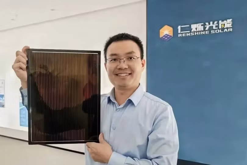 GS Tan Hairen từ Đại học Nam Kinh và một tấm pin mặt trời Perovskite. Ảnh: Handout