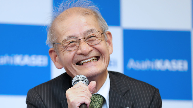 Ông Akira Yoshino nói chuyện với các phóng viên ở Tokyo sau khi giành được giải thưởng Nobel về Hóa học vào ngày 9/10. Ảnh: Nikkei Asian Review