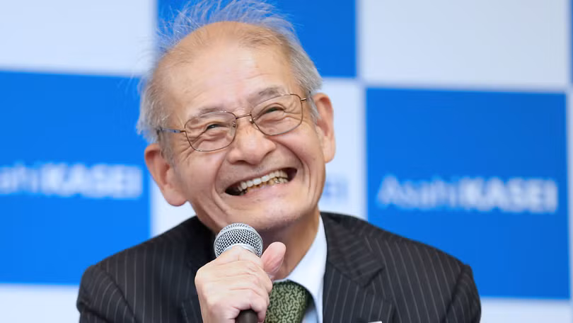 Ông Akira Yoshino nói chuyện với các phóng viên ở Tokyo sau khi giành được giải thưởng Nobel về Hóa học vào ngày 9/10. Ảnh: Nikkei Asian Review