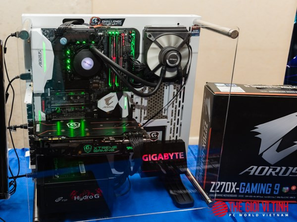PC dùng bo mạch chủ AORUS và tản nhiệt chất lỏng.