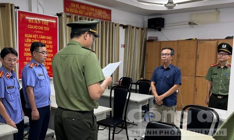 Cơ quan An ninh điều tra Công an TPHCM tống đạt quyết định tố tụng đối với ông Nguyễn Quang Thông