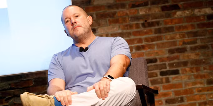 Jonathan Ive làm việc tại Apple từ năm 1992 và được coi huyền thoại thiết kế của Apple. Ông góp phần thiết kế nhiều đời iPhone, iPad. Ảnh: 9toMac. Jonathan Ive làm việc tại Apple từ năm 1992 và được coi huyền thoại thiết kế của Apple. Ông góp phần thiết kế nhiều đời iPhone, iPad. Ảnh: 9toMac.