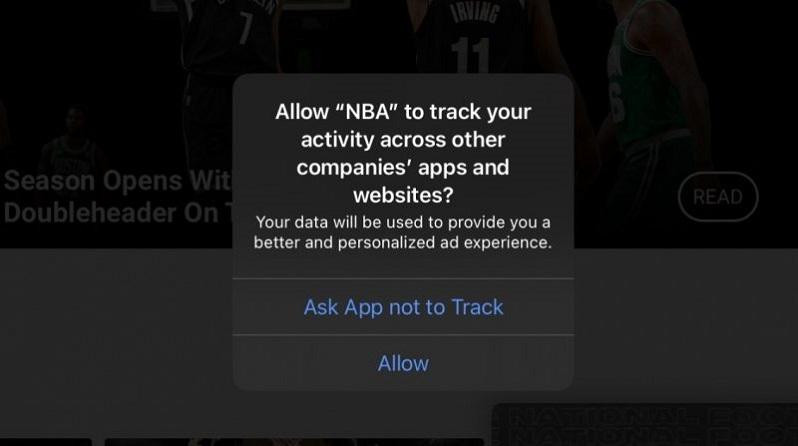 iPhone hỏi ý kiến người dùng trước khi ứng dụng NBA theo dõi hoạt động trên máy, với dòng chú thích nhỏ rằng dữ liệu thu thập được sẽ được sử dụng để cung cấp cho người dùng "trải nghiệm quảng cáo tốt hơn và được cá nhân hóa".