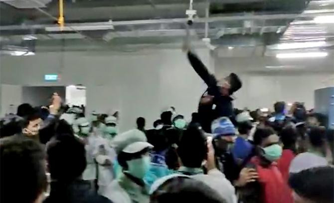 Bạo loạn trong nhà máy sản xuất iPhone của Wistron tuần trước. Ảnh: The News Minute