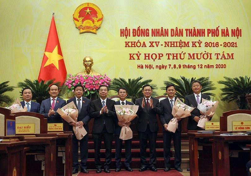 Lãnh đạo TP Hà Nội tặng hoa chúc mừng 5 tân Phó Chủ tịch TP. Ảnh: Phạm Hải Lãnh đạo TP Hà Nội tặng hoa chúc mừng 5 tân Phó Chủ tịch TP. Ảnh: Phạm Hải