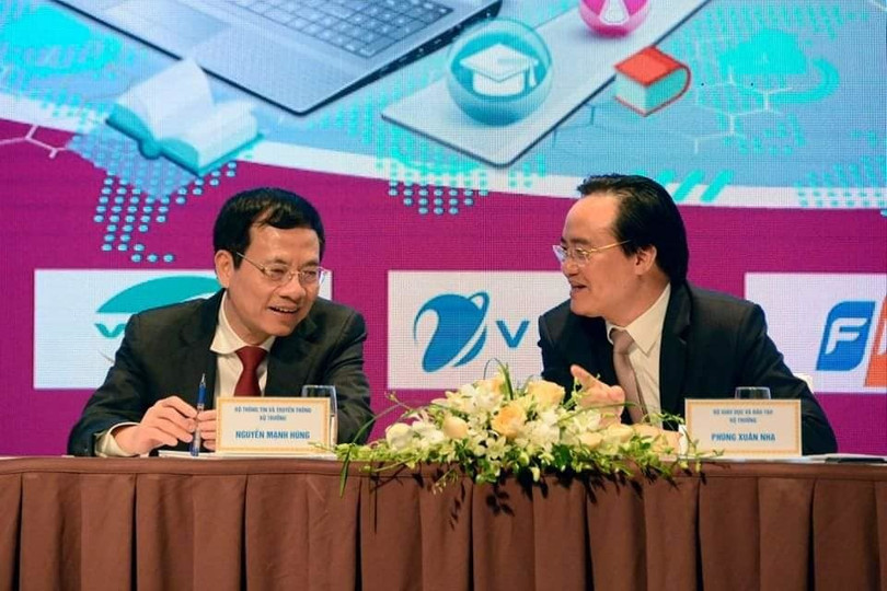 Bộ trưởng Bộ GD-ĐT Phùng Xuân Nhạ và Bộ Thông tin-Truyền thông Nguyễn Mạnh Hùng trao đổi tại hội thảo chuyển đổi số giáo dục Bộ trưởng Bộ GD-ĐT Phùng Xuân Nhạ và Bộ Thông tin-Truyền thông Nguyễn Mạnh Hùng trao đổi tại hội thảo chuyển đổi số giáo dục