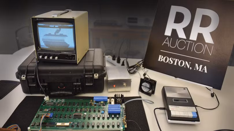 Trọn bộ máy tính Apple-1 được bán với giá hơn 736.000 USD. Ảnh: RR Auction.