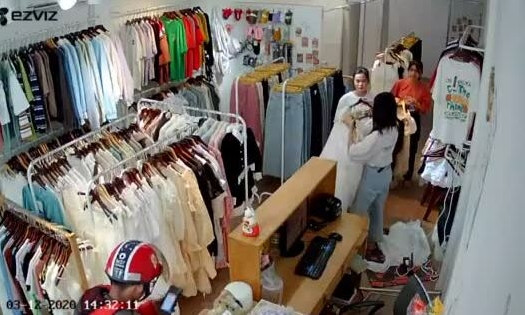 Video nhân viên giao hàng của Best Express giao đơn hàng iPhone 12 Pro Max. Video trích từ camera ở cửa hàng của chị Phụng.