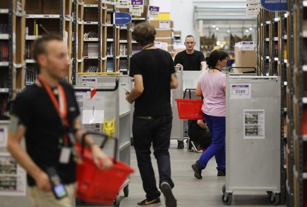 Kho hàng ở Mỹ kiểm soát an ninh rất gắt gao. Kho hàng ở Mỹ kiểm soát an ninh rất gắt gao.