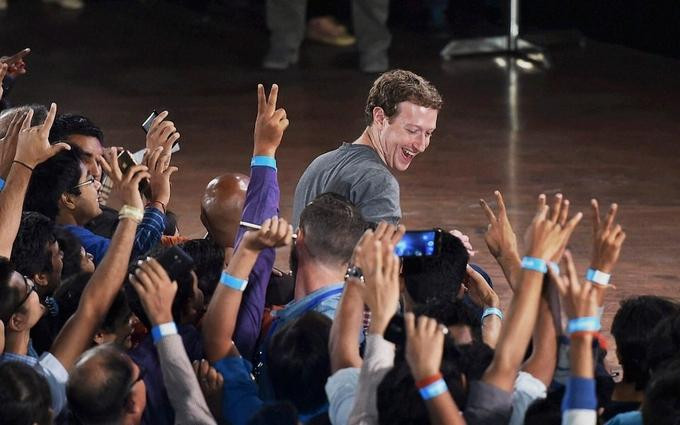 Zuckerberg luôn lo sợ các đối thủ vượt mặt Facebook. Ảnh: Telegraph.