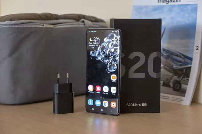 Galaxy S20 vẫn bán kèm sạc và tai nghe được tinh chỉnh âm thanh bởi AKG. Ảnh: Phonearena. Galaxy S20 vẫn bán kèm sạc và tai nghe được tinh chỉnh âm thanh bởi AKG. Ảnh: Phonearena.