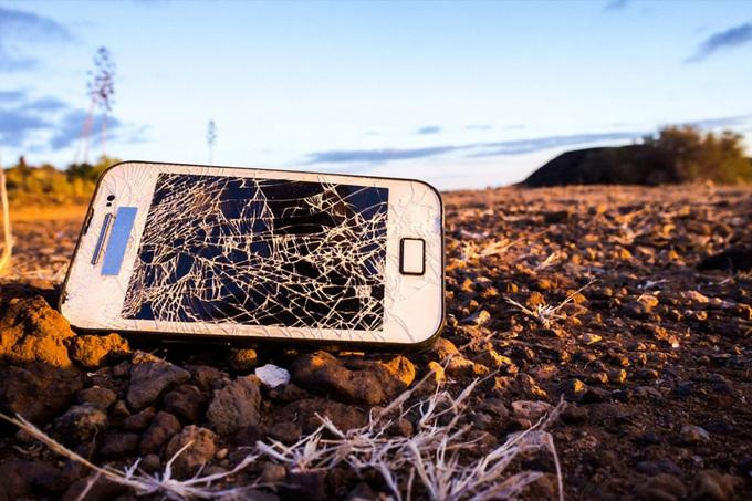 Smartphone cũ, hư hỏng thường bị vứt bỏ thay vì được mang đi tái chế. Ảnh: Alberto Giacomazzi.