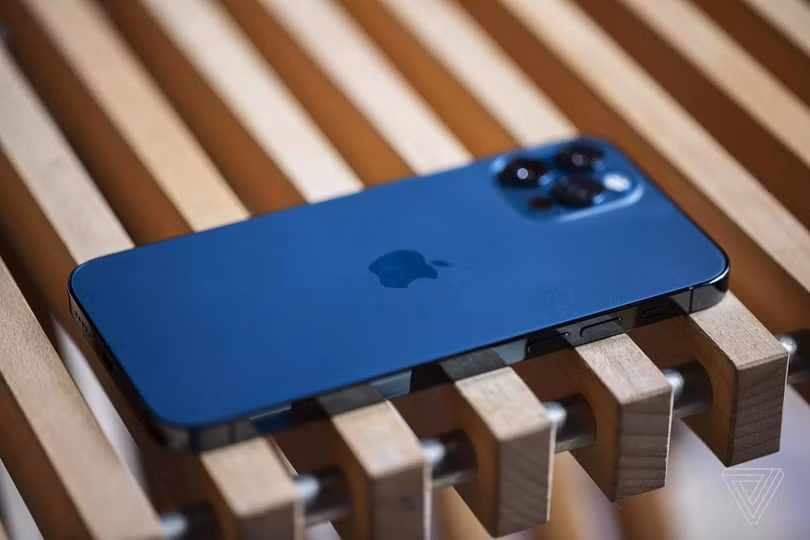Tự sản xuất modem mạng có thể giúp Apple quản lý thời lượng pin tốt hơn trên iPhone khi sử dụng mạng di động. Ảnh: The Verge.