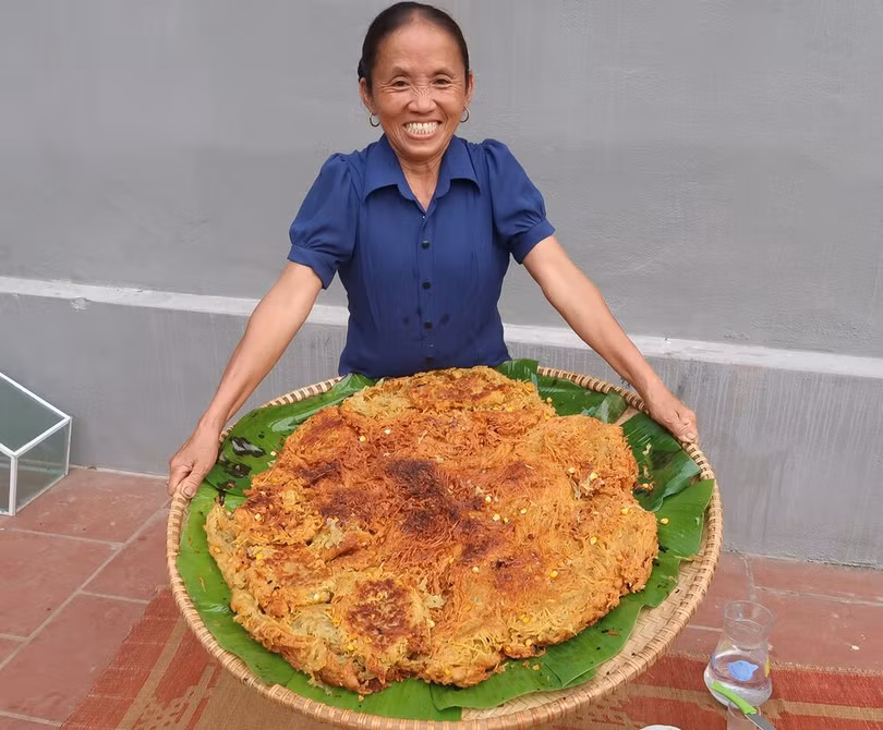 Bà Tân Vlog trở thành hiện tượng mạng chỉ sau thời gian ngắn với kênh YouTube nấu ăn theo phong cách “siêu to khổng lồ”. (Ảnh: Bà Tân Vlog)