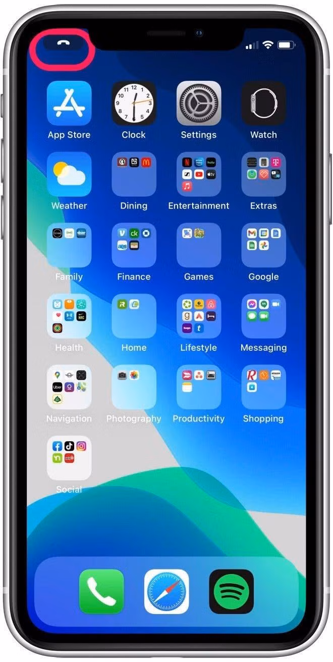 Vuốt lên ngược trở lại từ chế độ toàn màn hình sẽ làm tắt tiếng cuộc gọi, dù bạn vẫn có thể nhấn vào biểu tượng điện thoại màu xám ở góc trên cùng bên trái của điện thoại để đưa ra quyết định trả lời hoặc từ chối cuộc gọi.