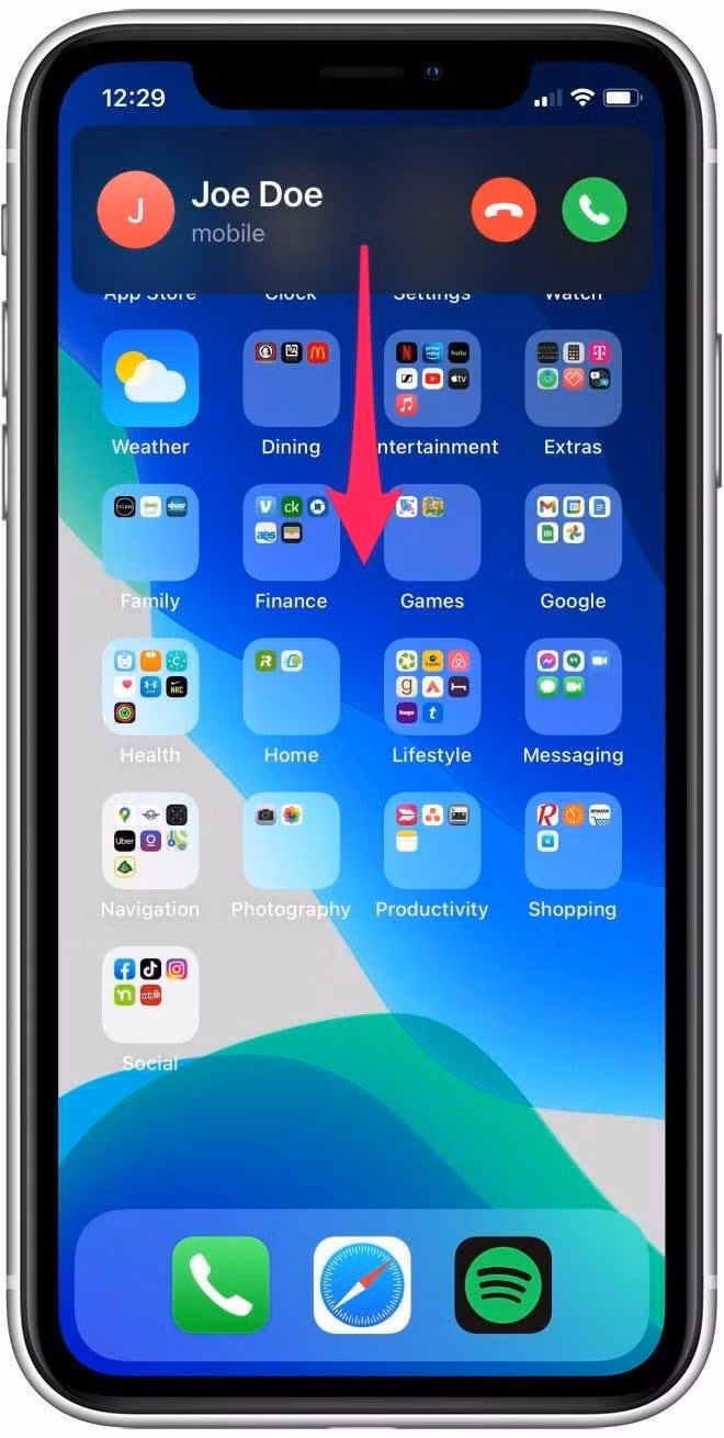 Khi nhận được thông báo cuộc gọi đến dạng banner, bạn chỉ cần chạm hoặc vuốt xuống từ một vị trí trống trên banner để chuyển sang phiên bản toàn màn hình.