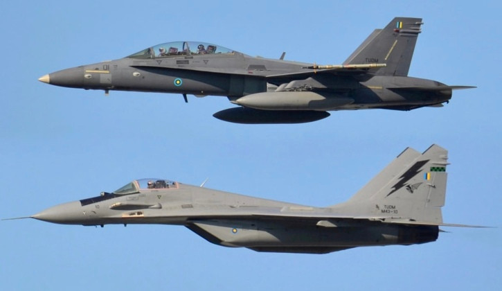 Tiêm kích đa năng F/A-18 Super Hornet và MiG-29 của Ukraine. Ảnh Military Watch