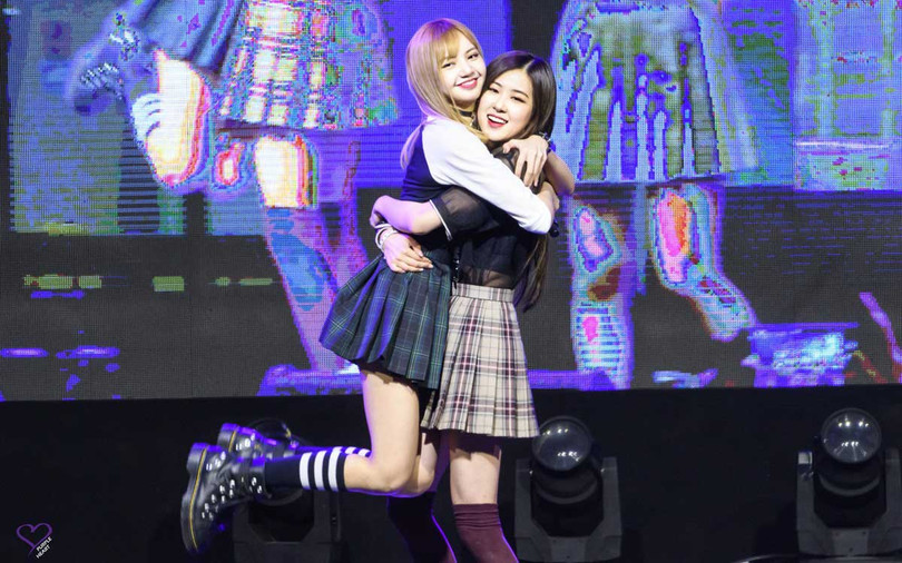 Cặp đôi này dính lấy nhau không rời Cặp đôi này dính lấy nhau không rời