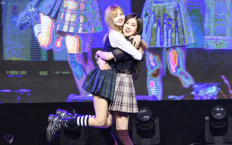 Cặp đôi này dính lấy nhau không rời