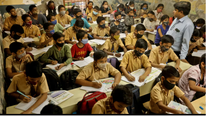 Học sinh tại một trường học ở Mumbai. Ảnh: Nikkei Asia.