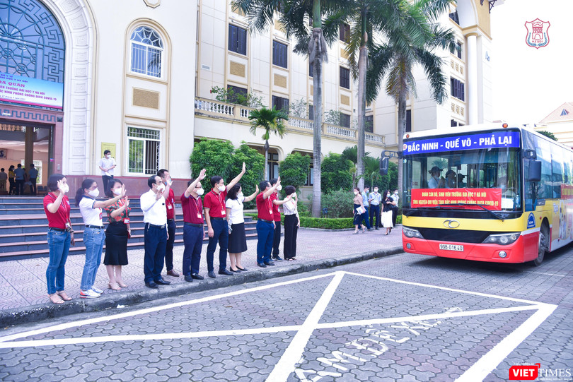 Các thầy cô lãnh đạo Trường Đại học Y Hà Nội tiễn đoàn cán bộ, sinh viên lên đường vào tâm dịch, do GS.TS. Tạ Thành Văn – Chủ tịch Hội đồng Trường Đại học Y Hà Nội - trực tiếp dẫn đầu.