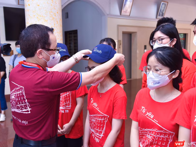 GS.TS. Tạ Thành Văn - Chủ tịch Hội đồng Trường Đại học Y Hà Nội - tặng quà và ân cần dặn dò các cán bộ, sinh viên lên đường "thượng lộ bình an" và hoàn thành tốt nhiệm vụ 