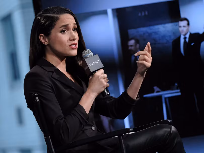 Chấm điểm gu thời trang của công nương Kate Middleton và Meghan Marke qua các tấm hình chia sẻ trên Internet ảnh 3