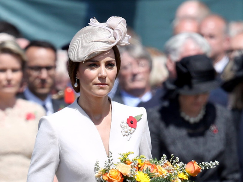 Chấm điểm gu thời trang của công nương Kate Middleton và Meghan Marke qua các tấm hình chia sẻ trên Internet ảnh 8