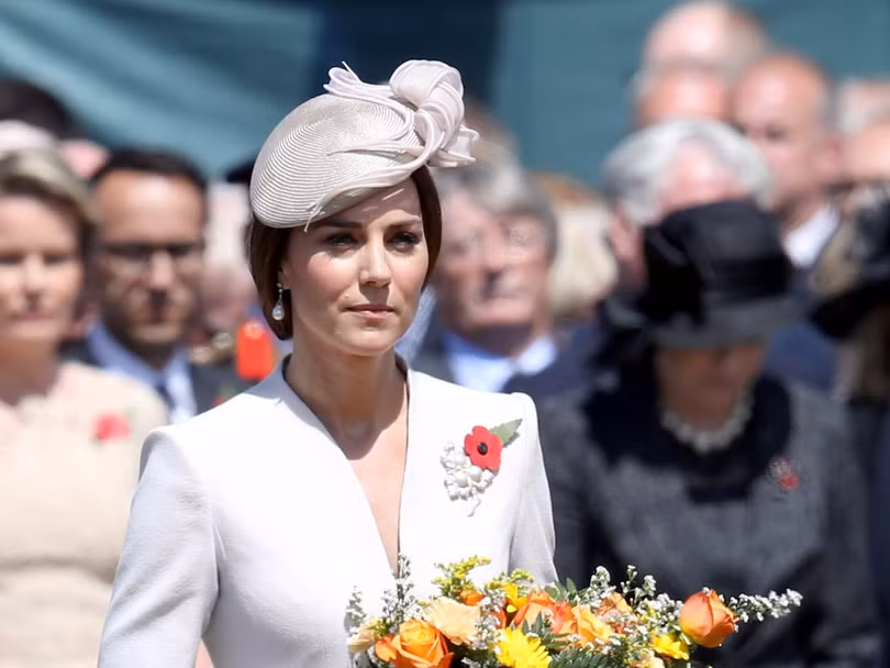 Chấm điểm gu thời trang của công nương Kate Middleton và Meghan Marke qua các tấm hình chia sẻ trên Internet ảnh 8