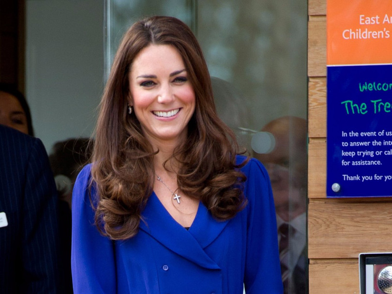 Chấm điểm gu thời trang của công nương Kate Middleton và Meghan Marke qua các tấm hình chia sẻ trên Internet ảnh 5