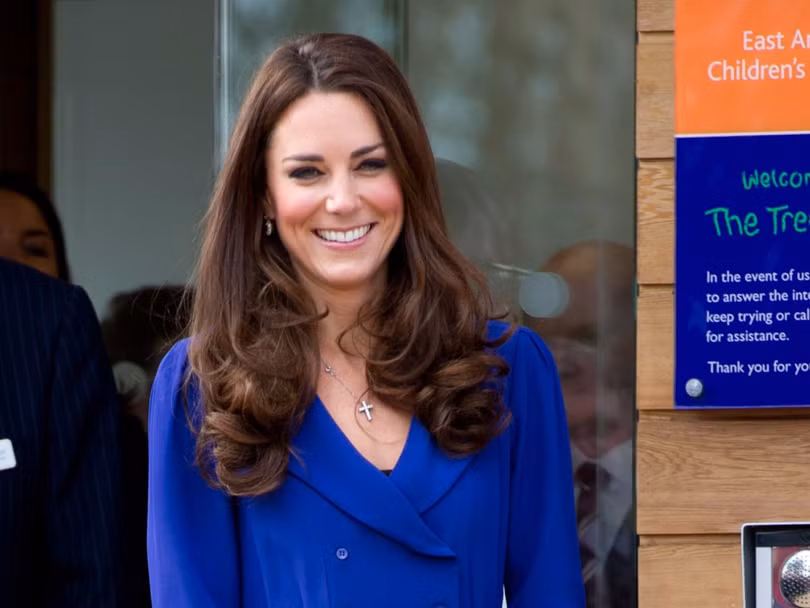 Chấm điểm gu thời trang của công nương Kate Middleton và Meghan Marke qua các tấm hình chia sẻ trên Internet ảnh 5