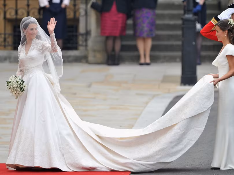 Chấm điểm gu thời trang của công nương Kate Middleton và Meghan Marke qua các tấm hình chia sẻ trên Internet ảnh 14