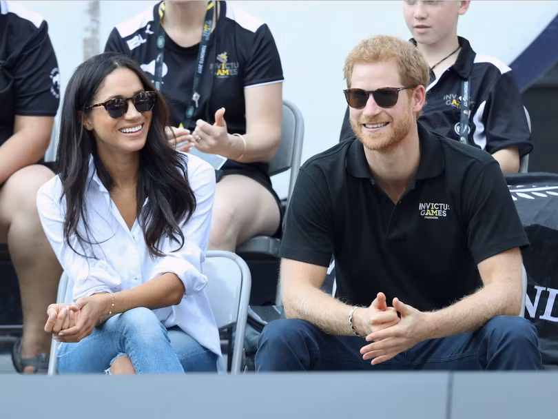 Chấm điểm gu thời trang của công nương Kate Middleton và Meghan Marke qua các tấm hình chia sẻ trên Internet ảnh 11