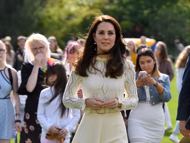 Chấm điểm gu thời trang của công nương Kate Middleton và Meghan Marke qua các tấm hình chia sẻ trên Internet ảnh 10