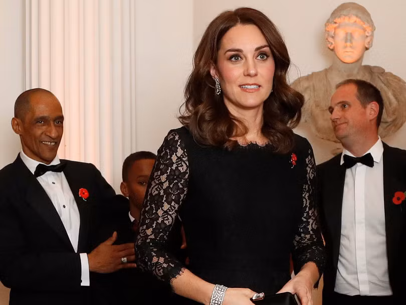 Chấm điểm gu thời trang của công nương Kate Middleton và Meghan Marke qua các tấm hình chia sẻ trên Internet ảnh 15