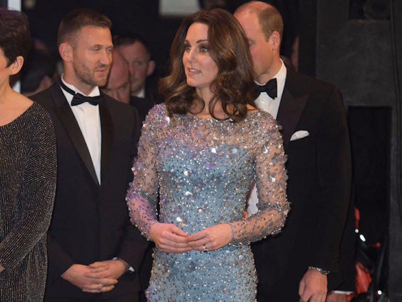 Chấm điểm gu thời trang của công nương Kate Middleton và Meghan Marke qua các tấm hình chia sẻ trên Internet ảnh 13