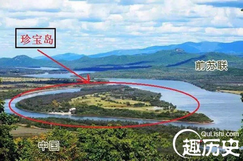 Đảo Trân Bảo (hay Damanski) nơi xảy ra cuộc xung đột đẫm máu cách đây tròn nửa thế kỷ giữa quân đội hai nước Xô - Trung (phía trên, bên kia sông là lãnh thổ Liên Xô)